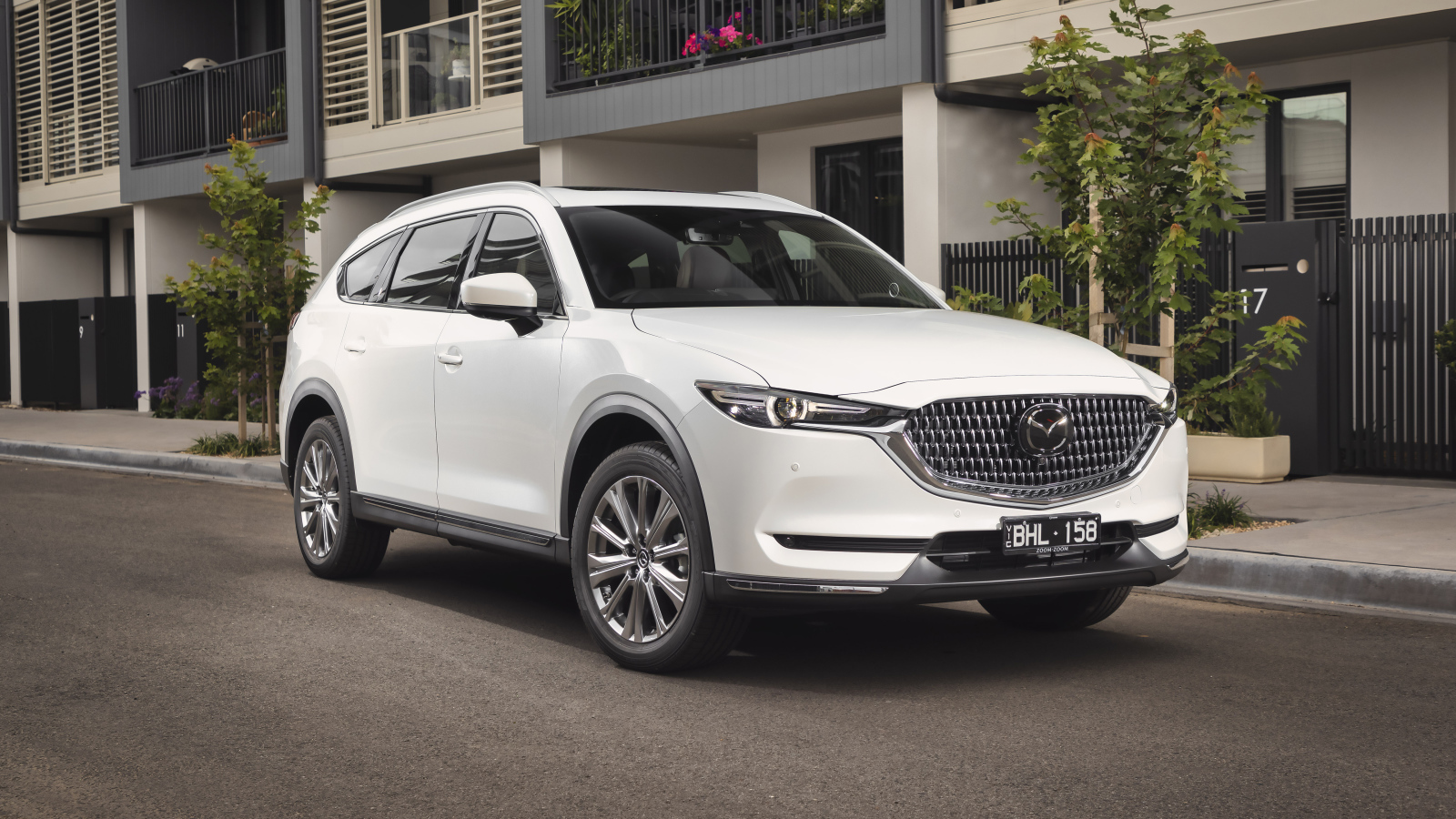 Белый внедорожник Mazda CX-8 2021 года