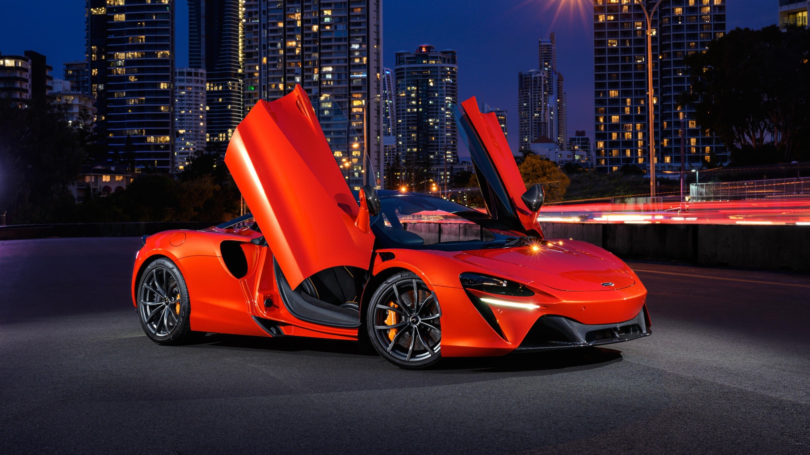 Спортивный автомобиль McLaren Artura 2021 года с открытыми дверями