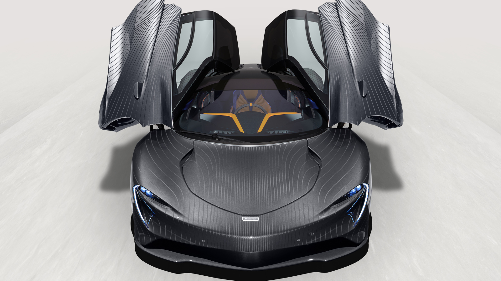 Автомобиль McLaren MSO, 2021 года на белом фоне