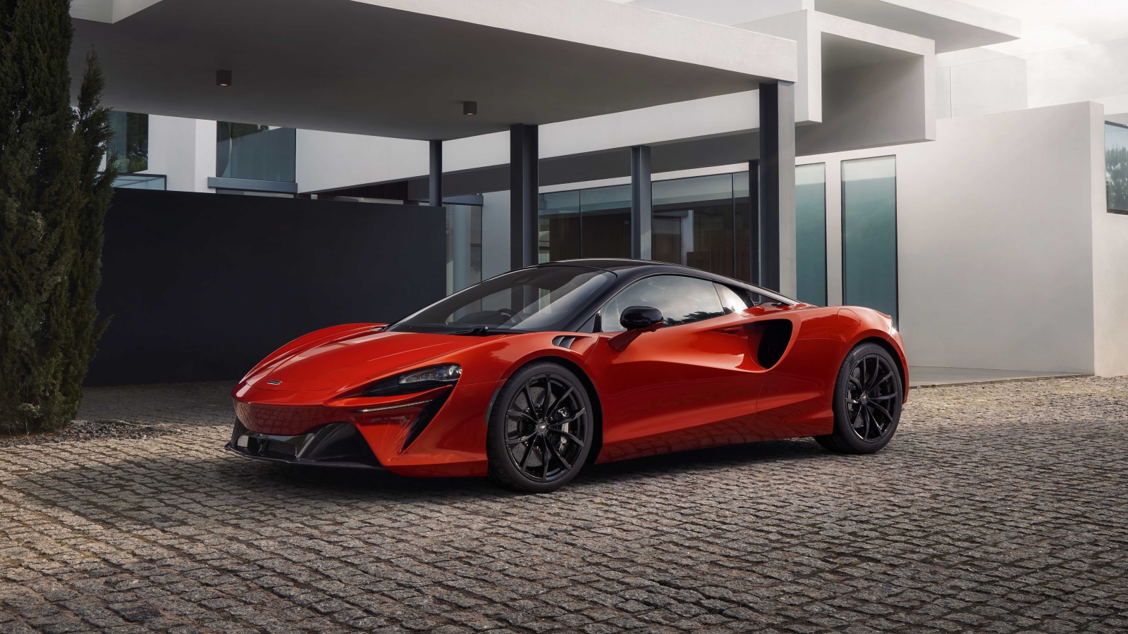 Красный спортивный автомобиль McLaren Artura 2022 года