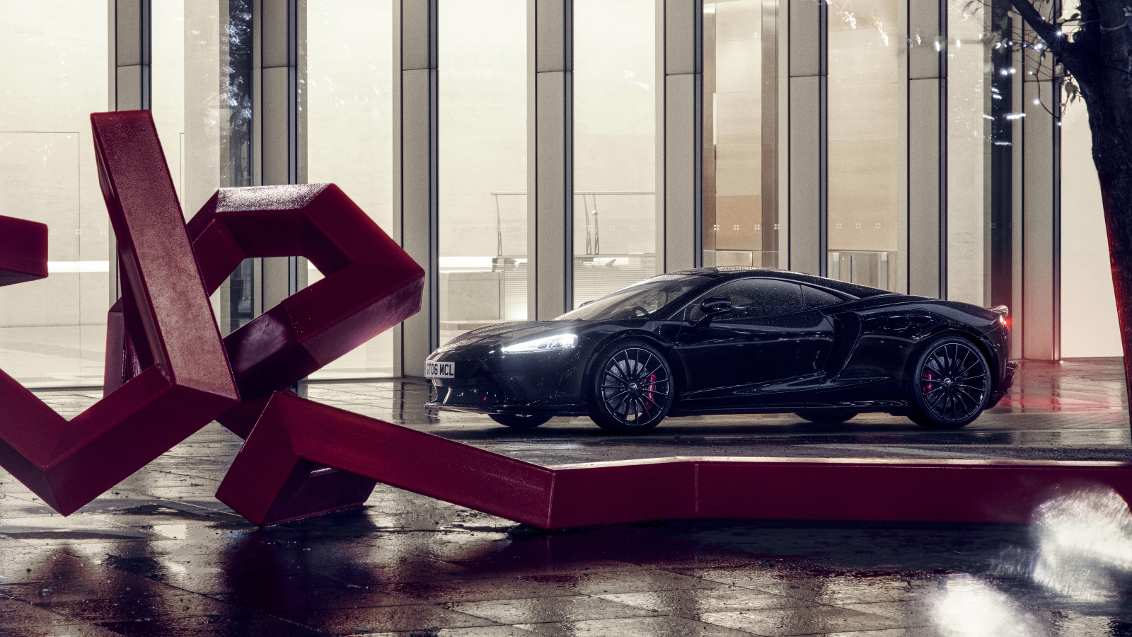 Черный быстрый McLaren GT 2022 года