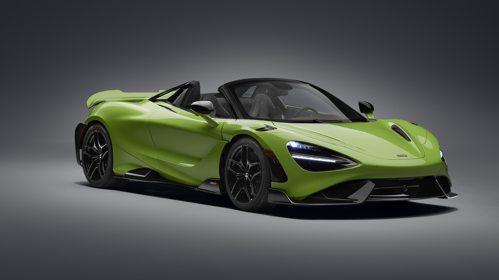 Зеленый автомобиль McLaren 765LT Spider 2022 года на сером фоне