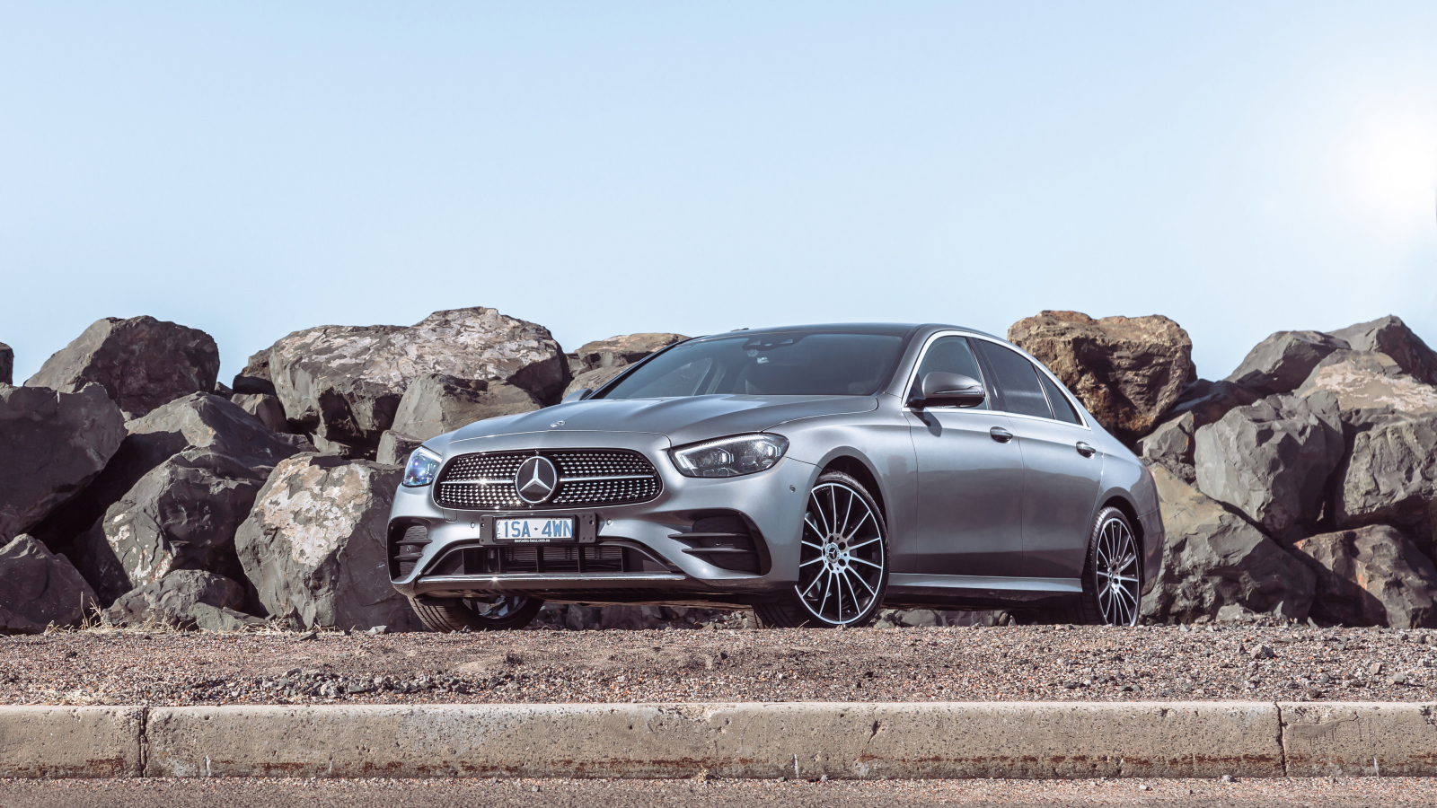 Серебристый автомобиль Mercedes-Benz E 350 AMG Line 2021 года