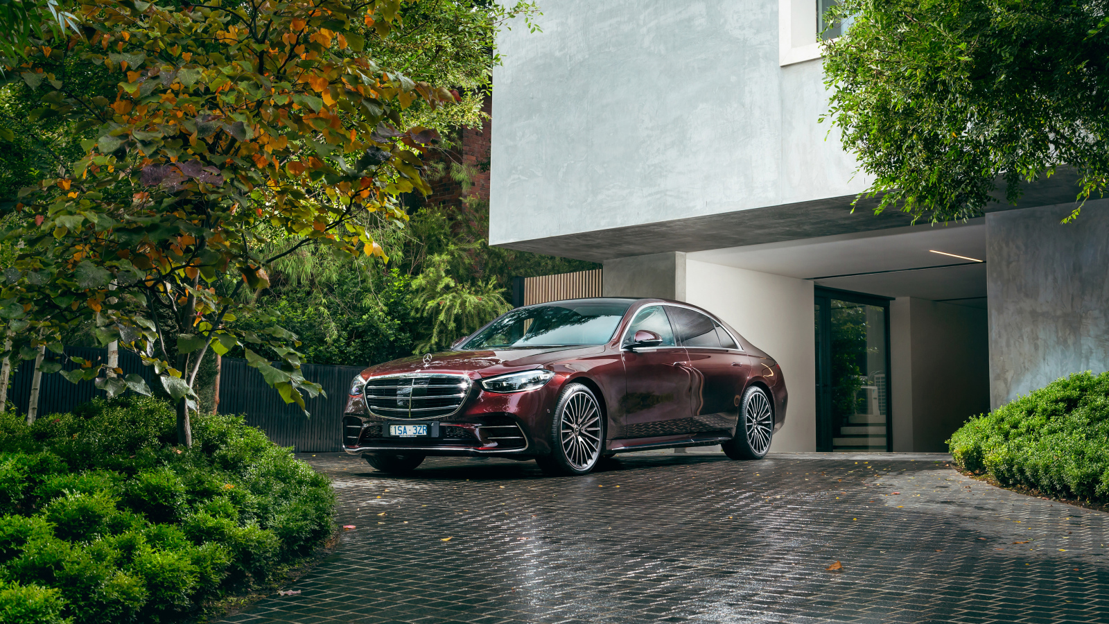 Бордовый автомобиль Mercedes-Benz S 450 Lang 4MATIC AMG Line 2021 года у дома