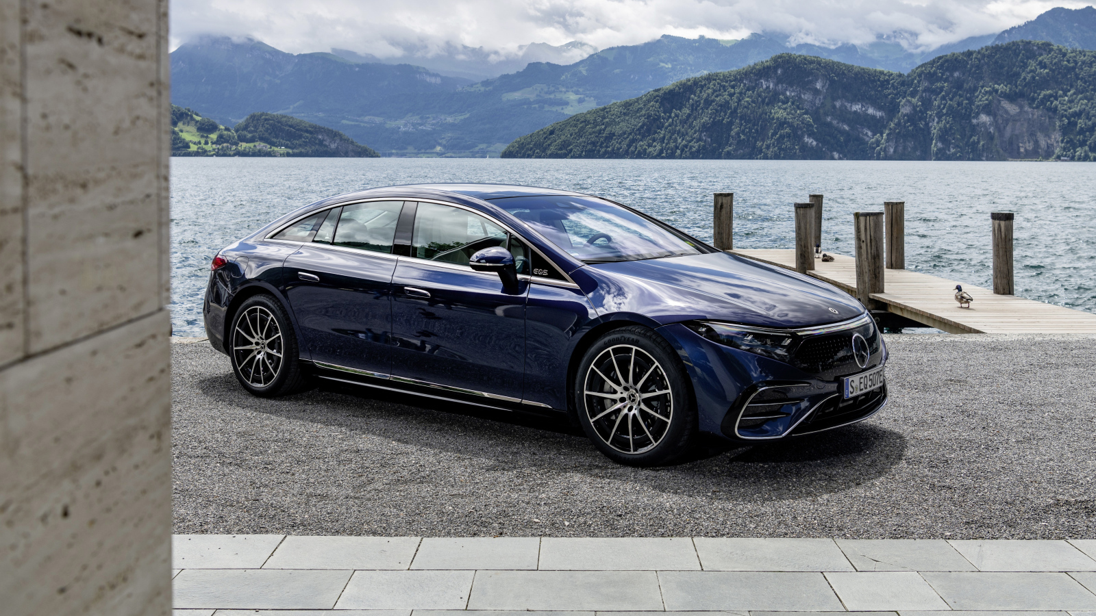 Дорогой автомобиль бизнес класса Mercedes-Benz EQS 450+ AMG Line 2021 года