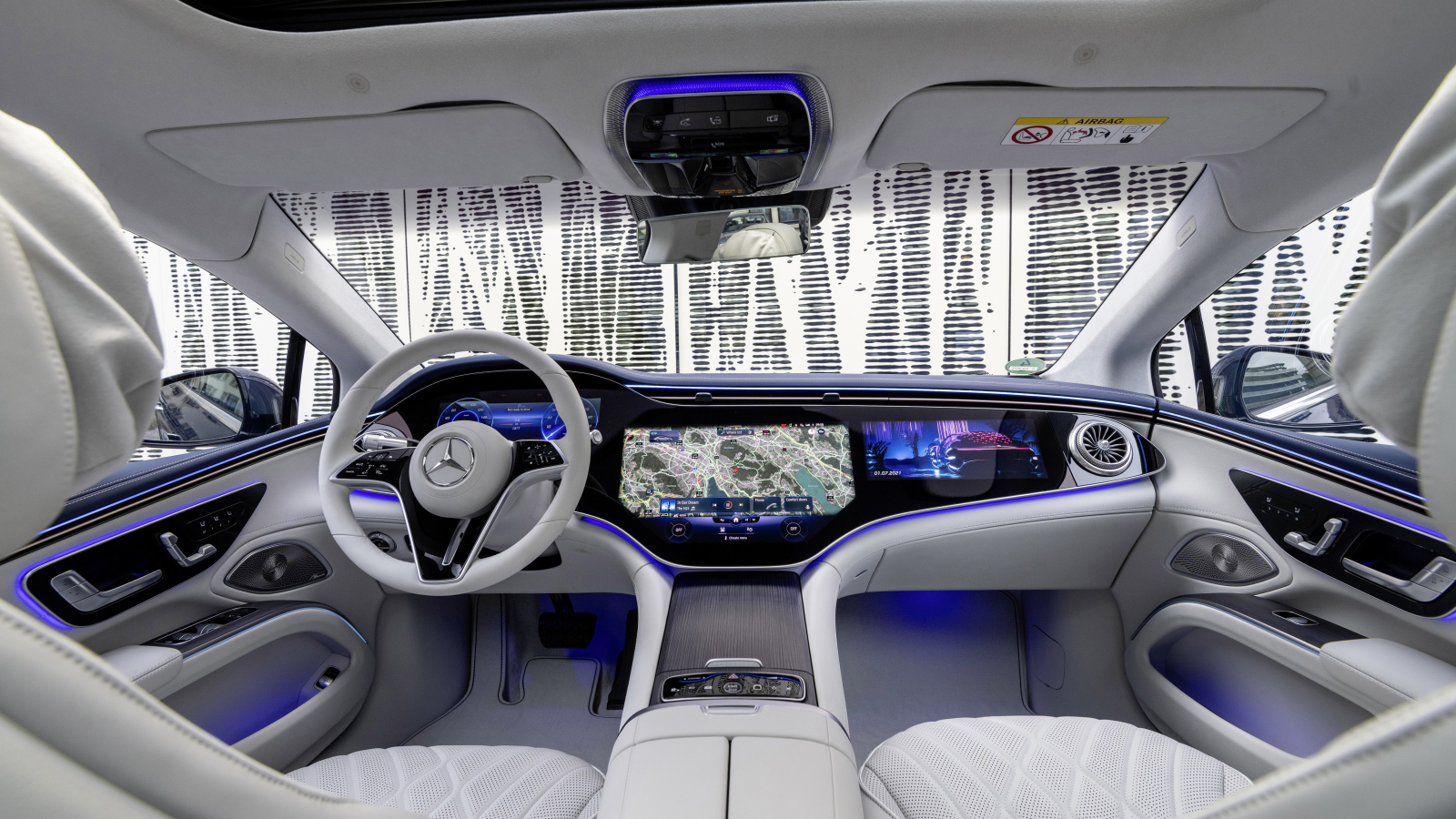 Серый кожаный салон автомобиля Mercedes-Benz EQS 450+ AMG Line 2021 года