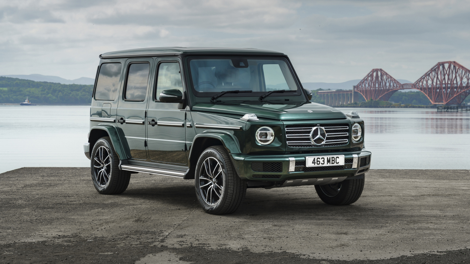 Зеленый Mercedes-Benz G 400 D AMG Line 2021 года у реки