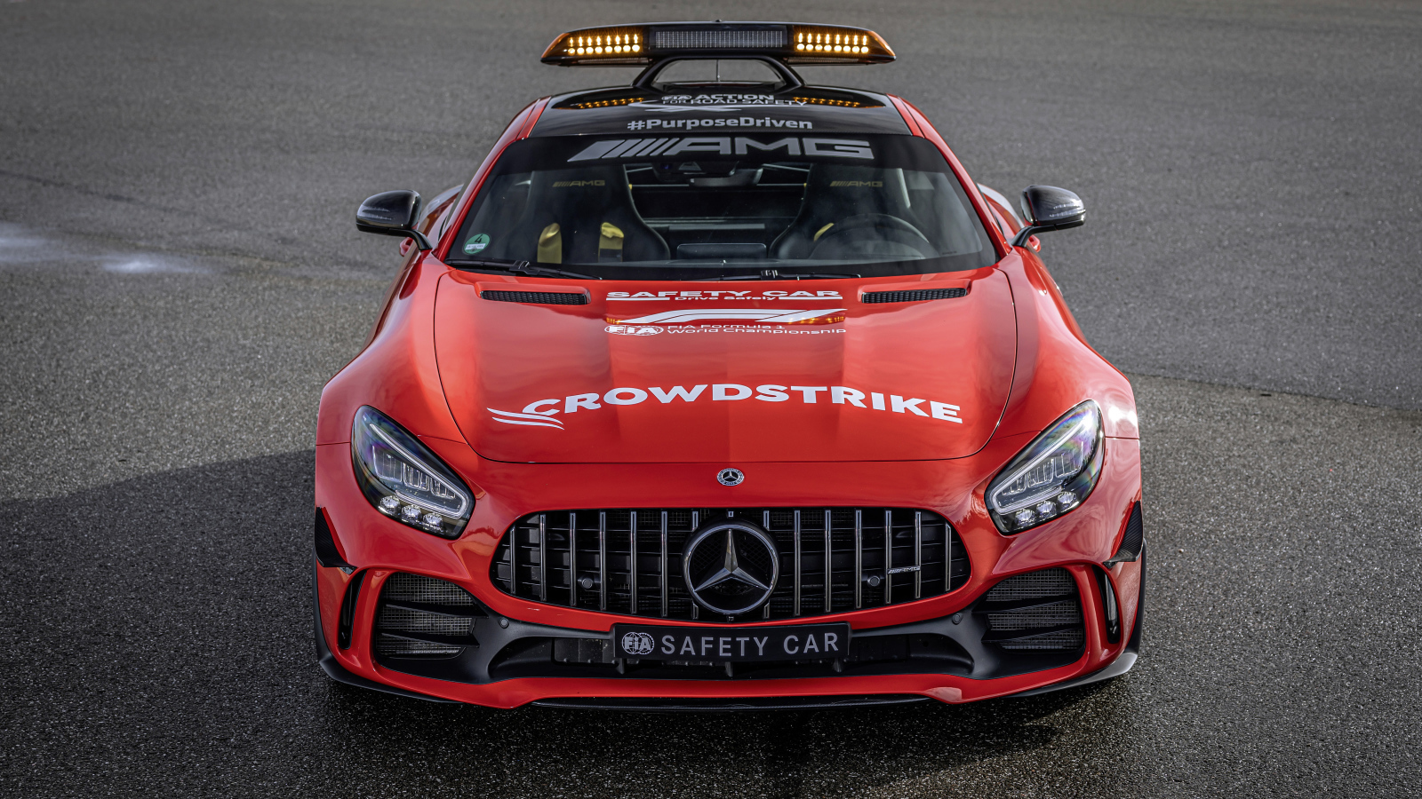 Красный автомобиль Mercedes-AMG GT R F1 Safety Car 2021 года вид спереди