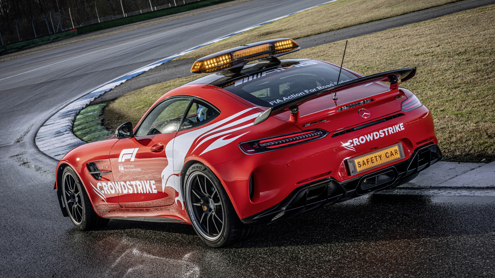 Красный Mercedes-AMG GT R F1 Safety Car 2021 года вид сзади