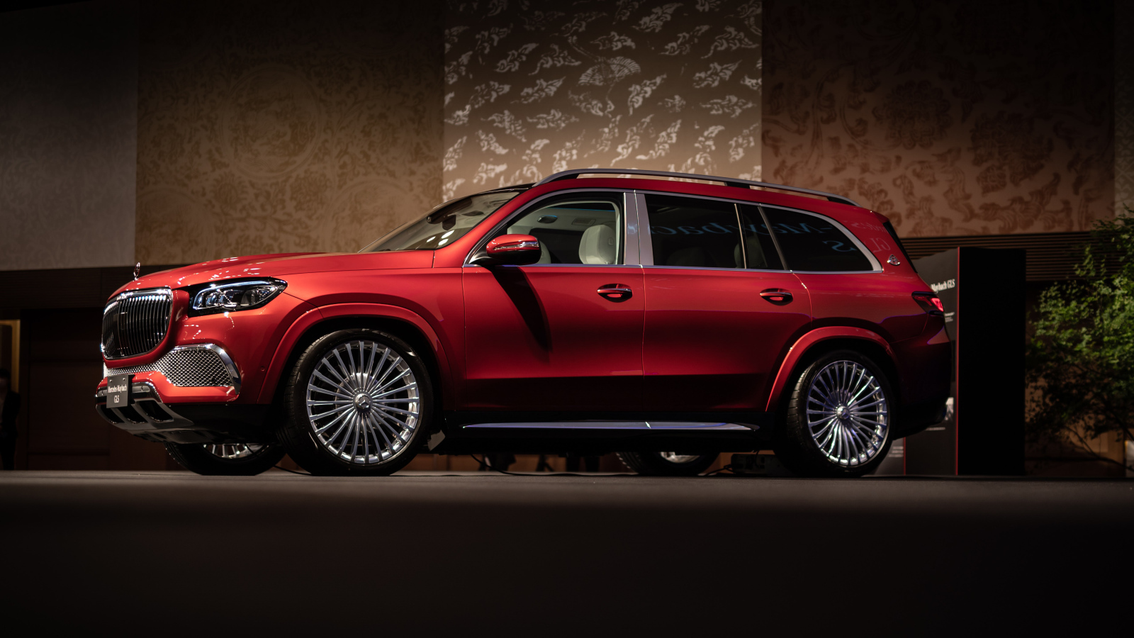 Красный автомобиль Mercedes-Maybach GLS 600 4MATIC 2021 года