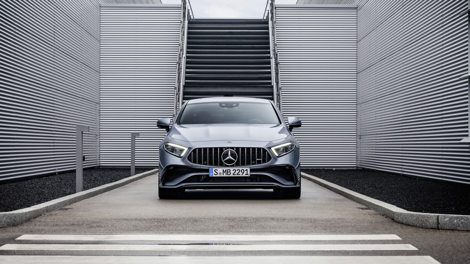 Серебристый автомобиль Mercedes-AMG CLS 53 4MATIC+ 2021 года