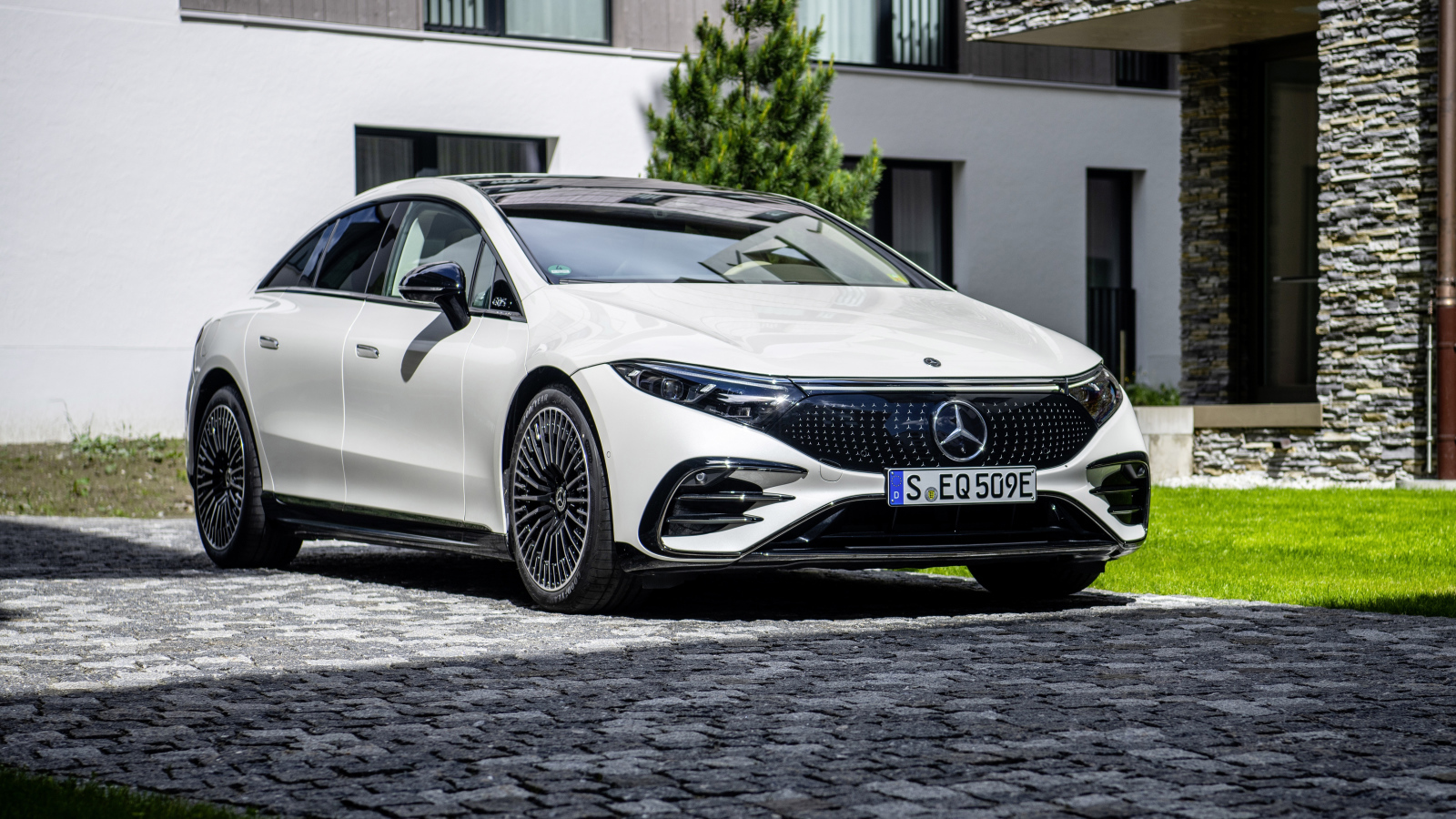Белый Mercedes-Benz EQS 580, 2021 года у дома