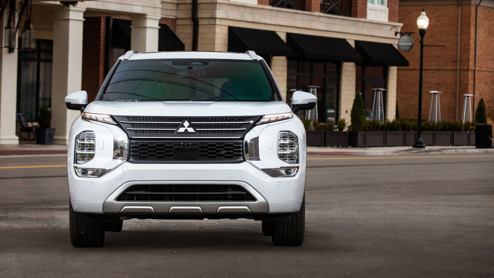 Белый Mitsubishi Outlander SEL, 2021 года вид спереди