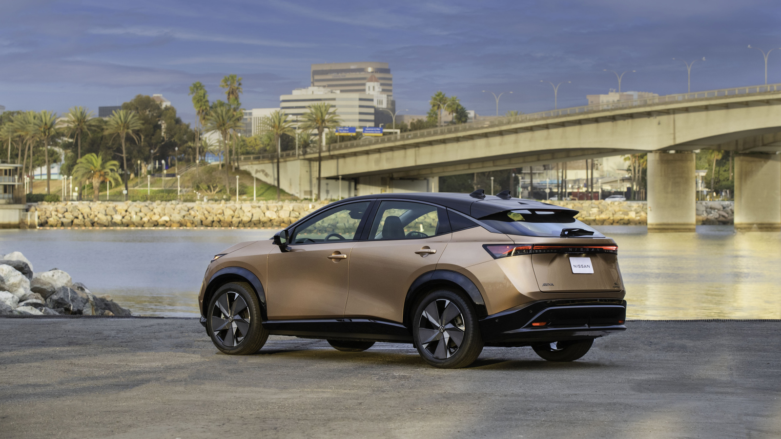 Автомобиль Nissan Ariya SL E-4orce, 2021 года вид сзади