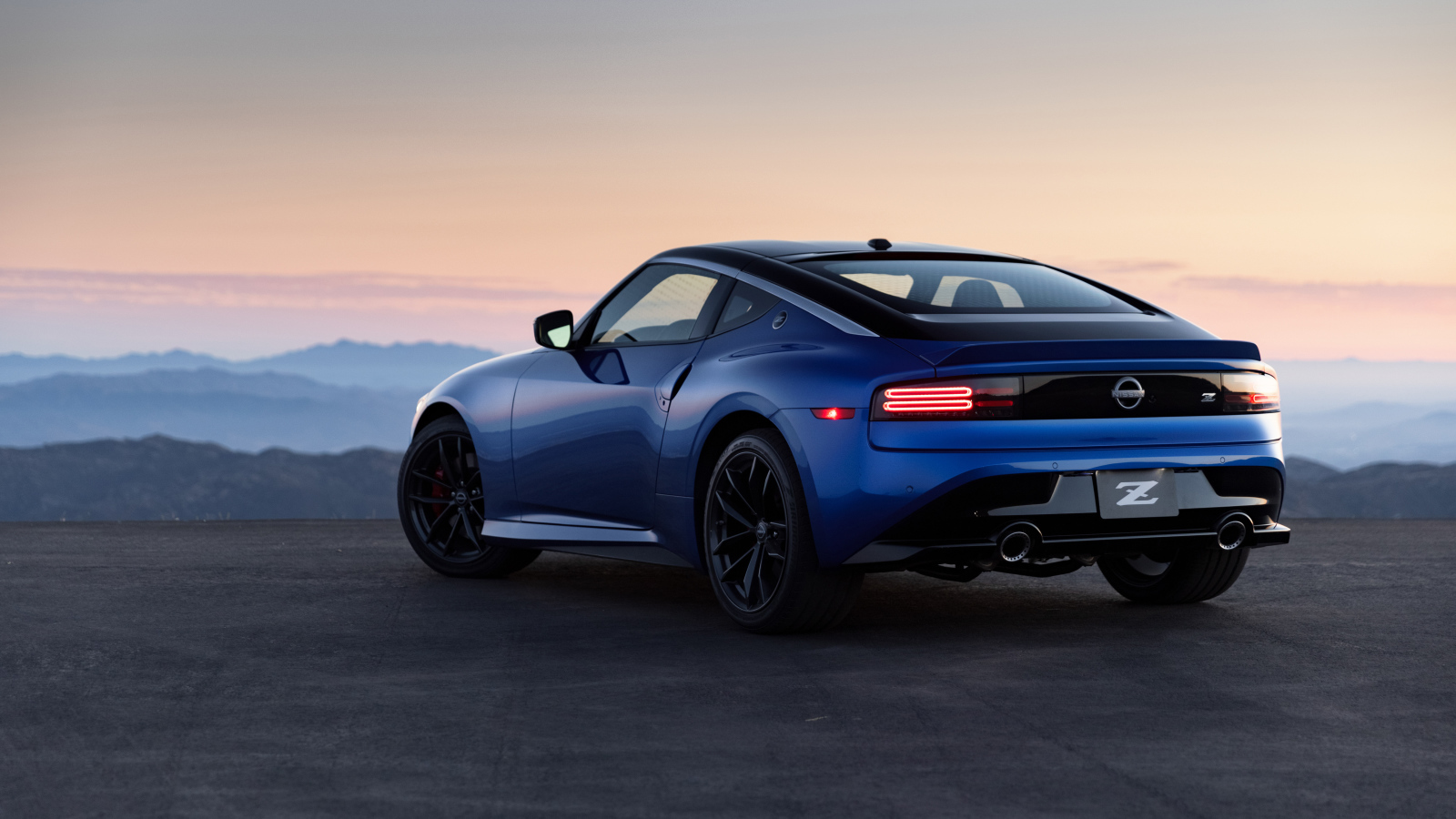 Синий  Nissan Z Performance, 2023 года вид сзади