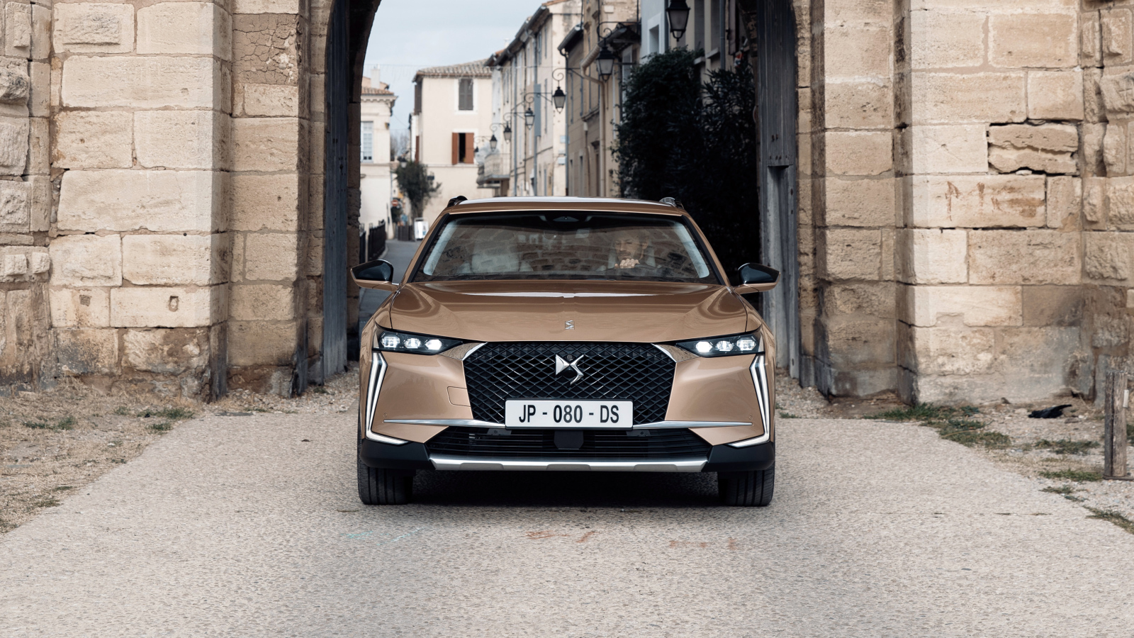 Автомобиль DS 4 Cross 2021 года вид спереди