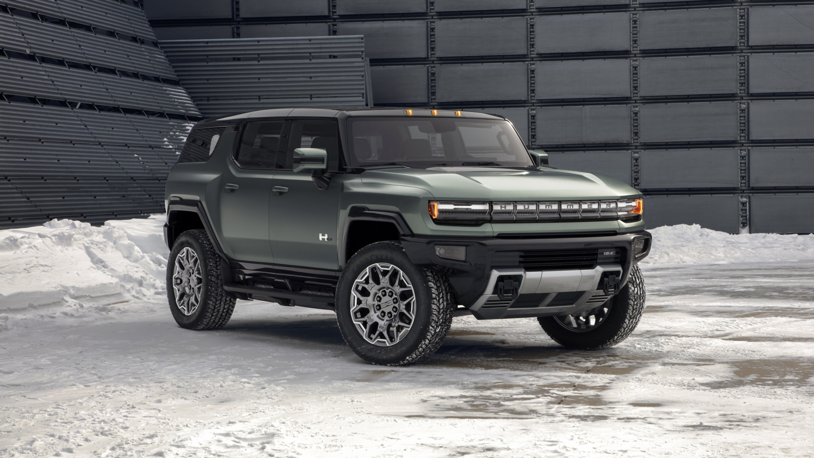 Внедорожник GMC Hummer EV, 2024 года на фоне стены