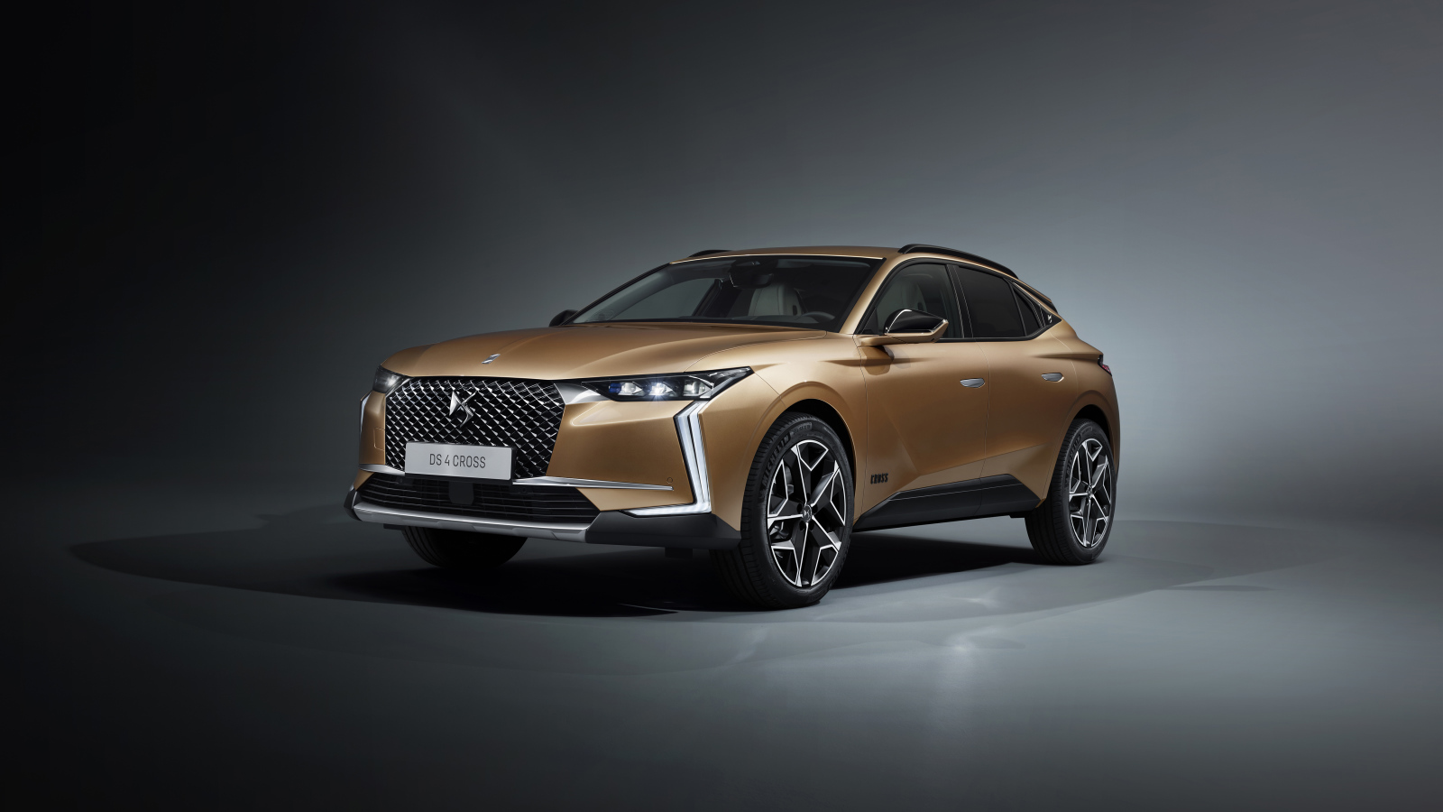 Кроссовер DS 4 Cross 2021  года на сером фоне