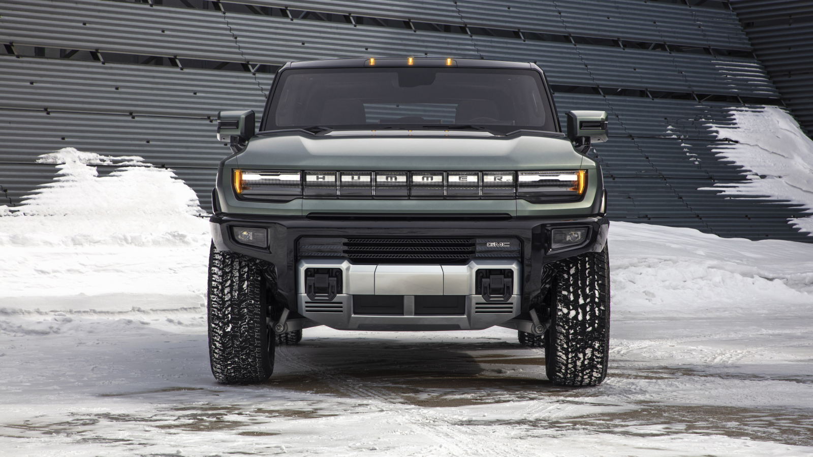 Джип GMC Hummer EV, 2024 года на снегу