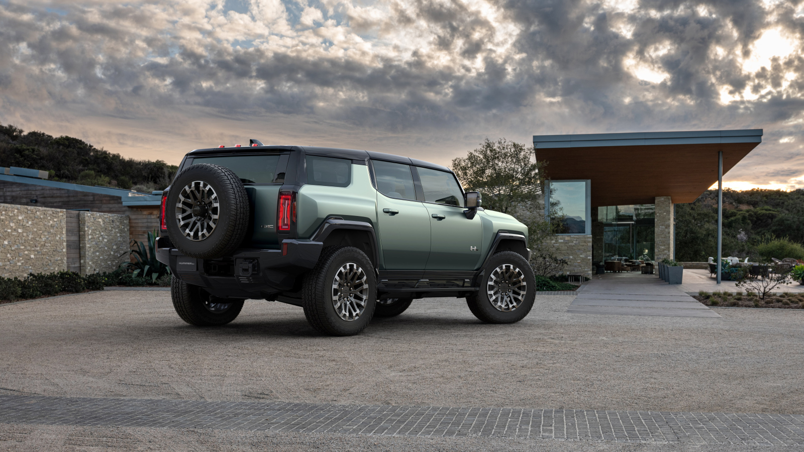 Внедорожник  GMC Hummer EV, 2024  на фоне неба