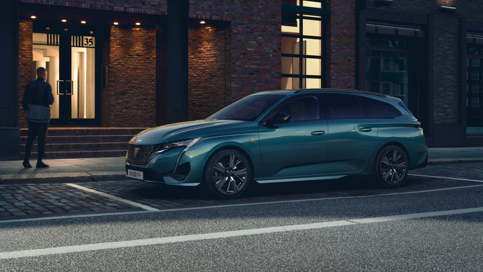 Автомобиль Peugeot 308 SW GT 2021 года вид сбоку