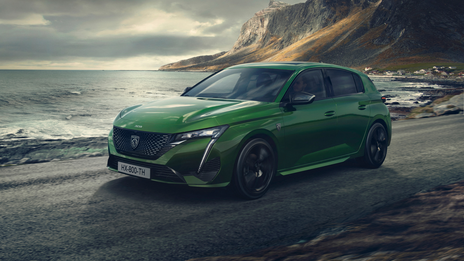 Зеленый автомобиль Peugeot 308, 2021 года у моря