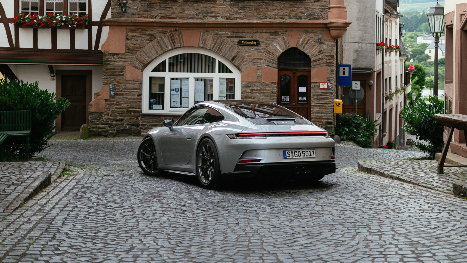 Автомобиль Porsche 911 GT3 Touring PDK 2021 года вид сзади