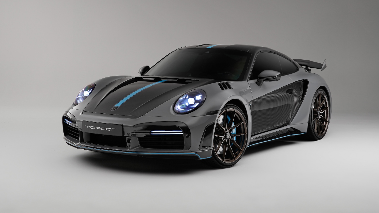 Спортивный автомобиль Porsche 911 Turbo S Stinger GTR 3 2021  года на сером фоне