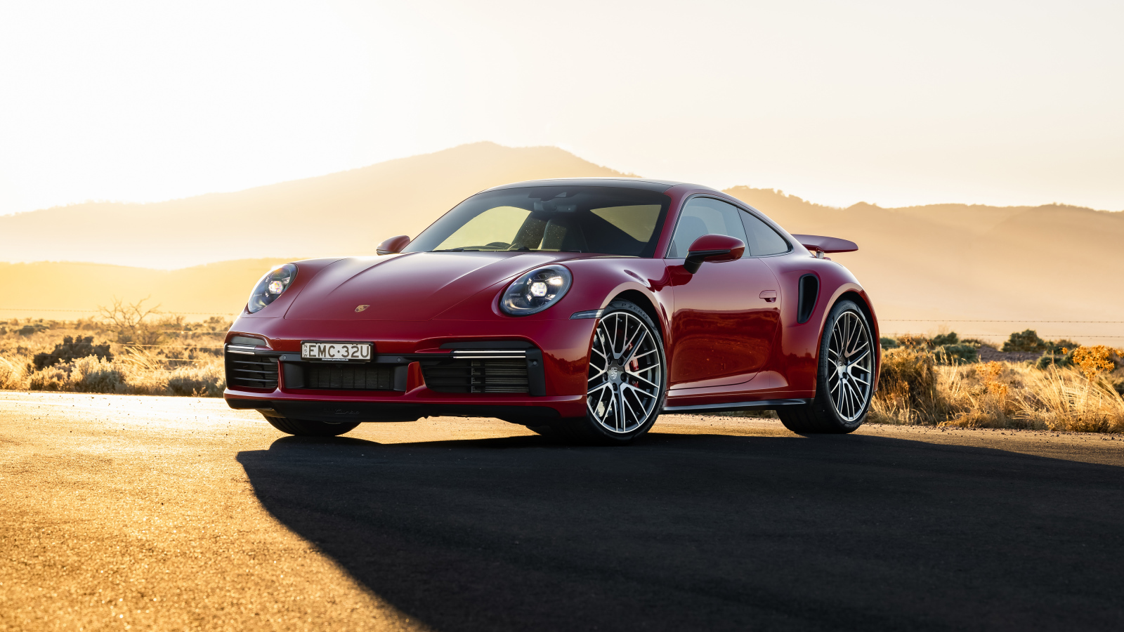 Красный автомобиль Porsche 911 Turbo 2021 года