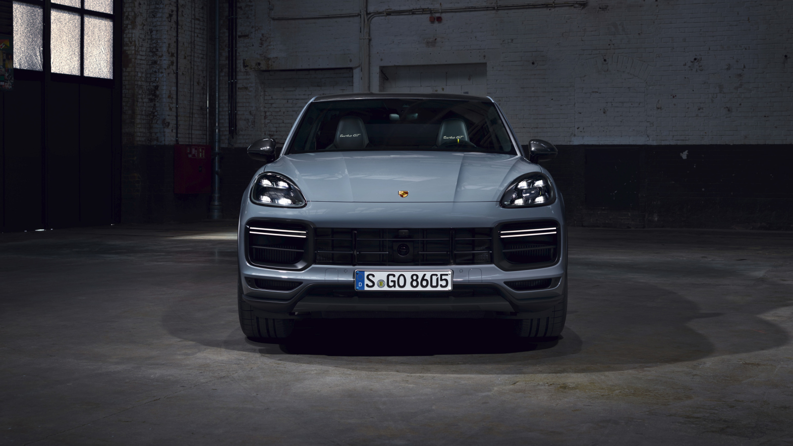 Автомобиль Porsche Cayenne Turbo GT 2021 года вид спереди