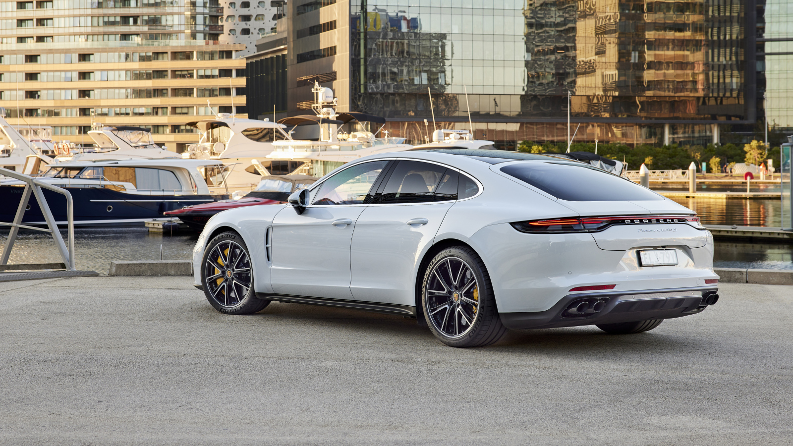 Белый автомобиль Porsche Panamera Turbo S 2021 года вид сзади