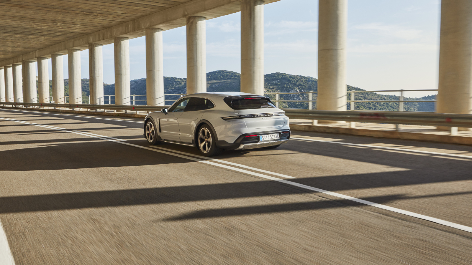 Внедорожник Porsche Taycan 4S Cross Turismo 2021 года на мосту