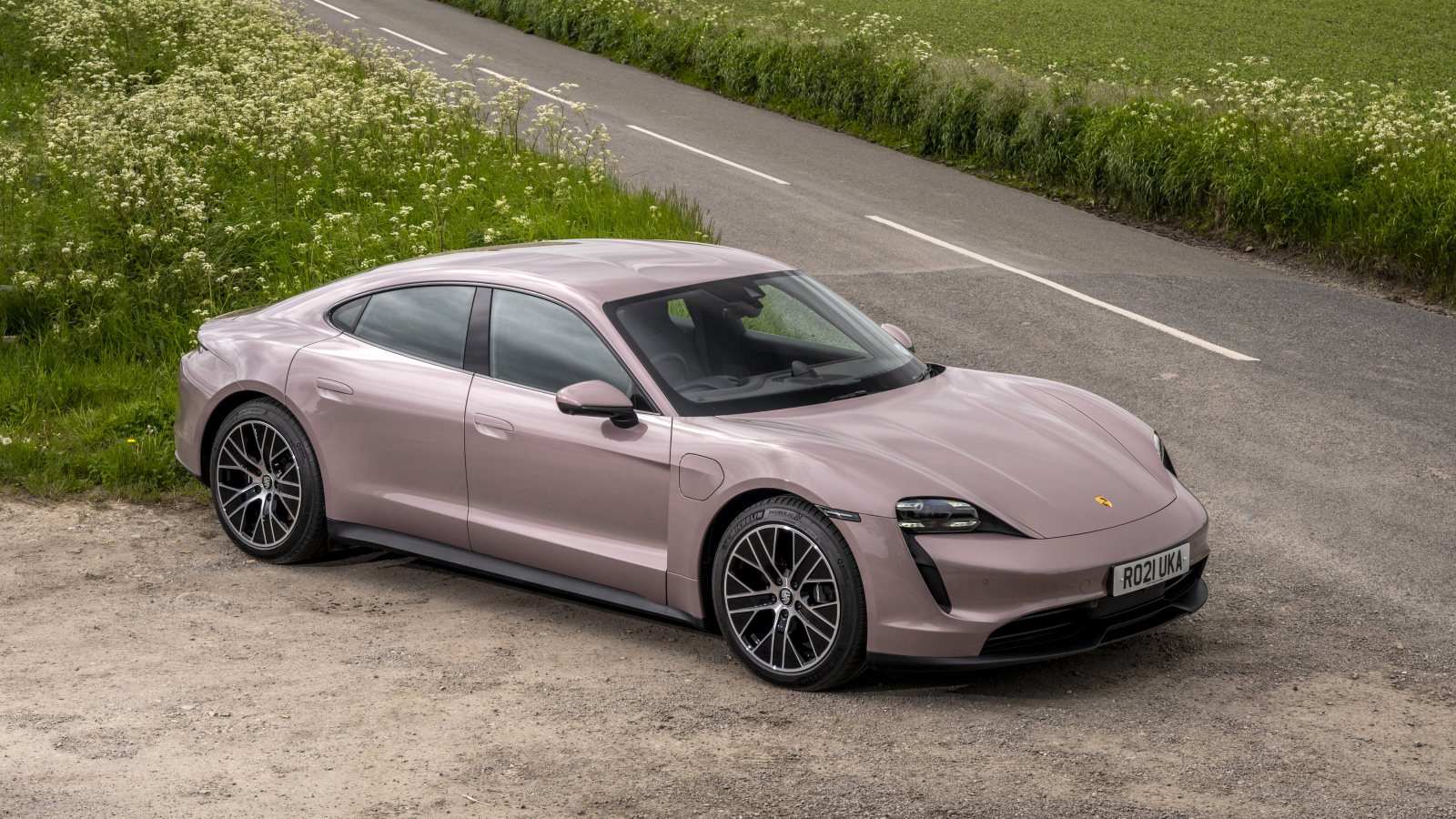 Автомобиль Porsche Taycan 2021 года на дороге