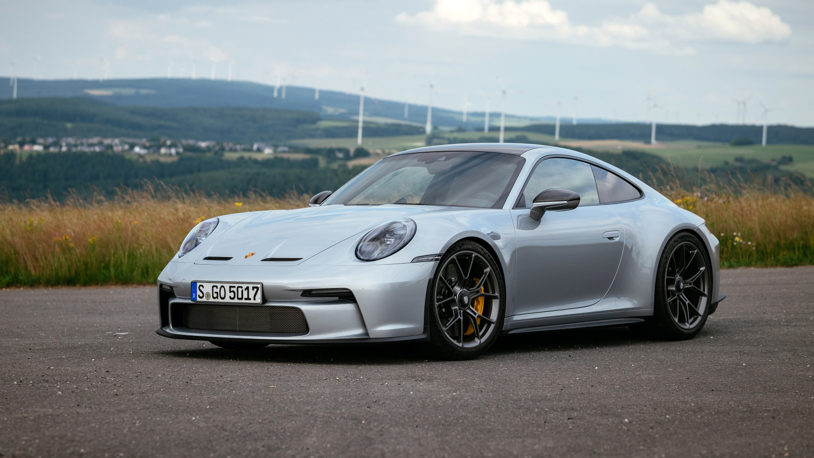 Быстрый Porsche 911 GT3 Touring PDK 2021 года на дороге