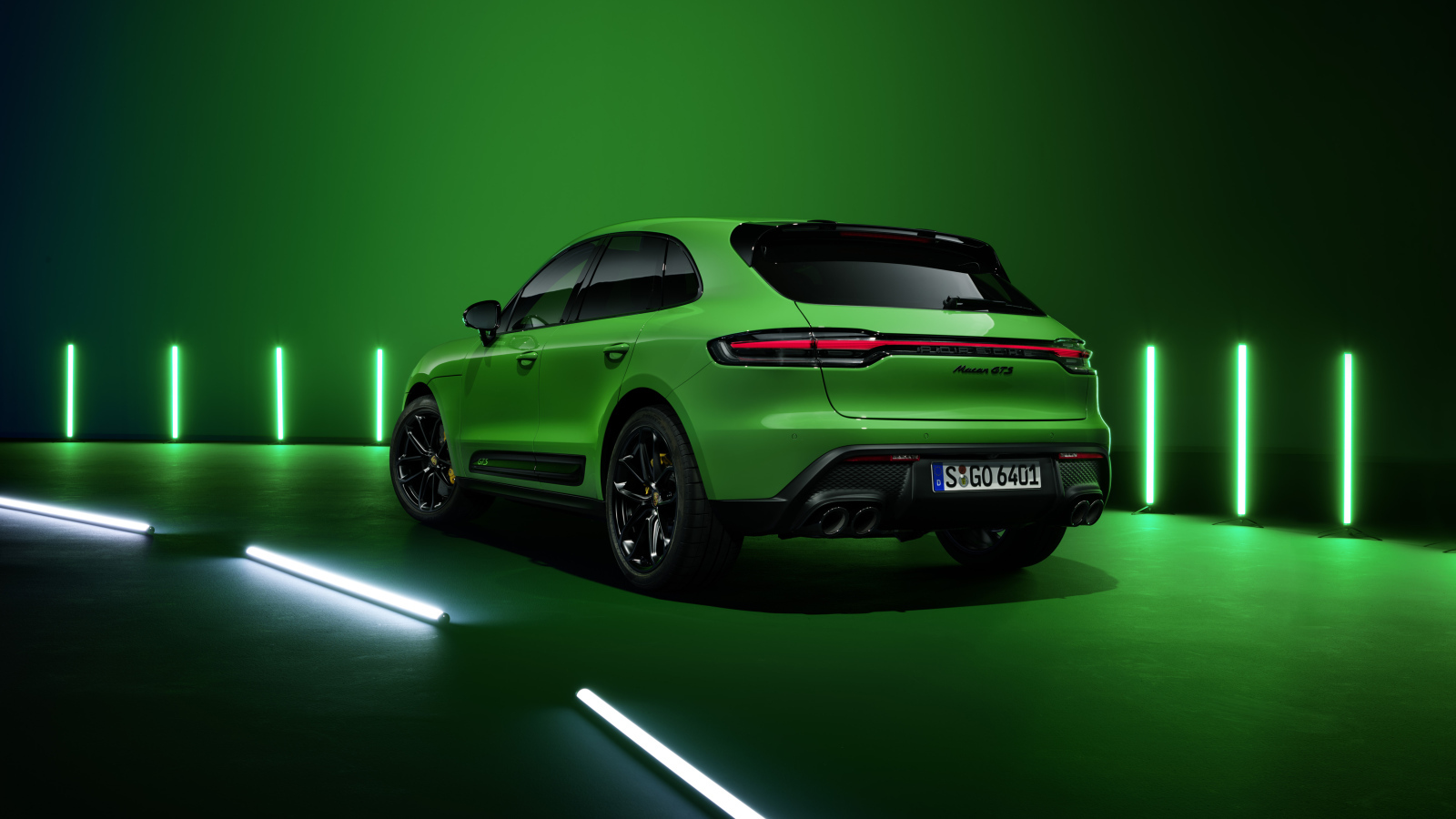 Зеленый автомобиль Porsche Macan GTS Sport Package 2021 года вид сзади 