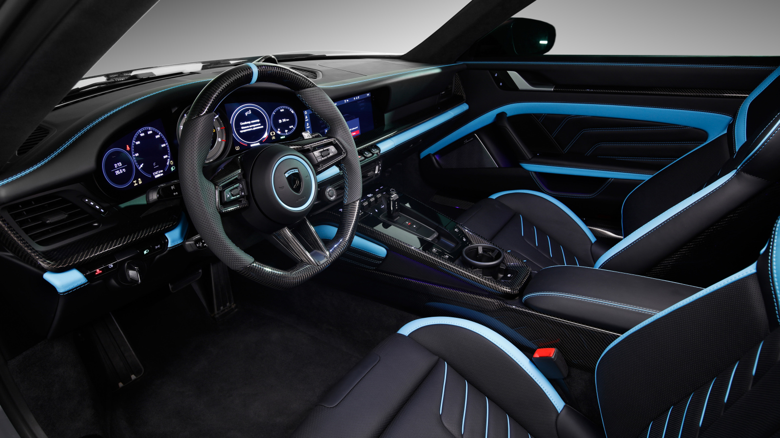 Стильный салон автомобиля Porsche 911 Turbo S Stinger GTR 3 2021 года