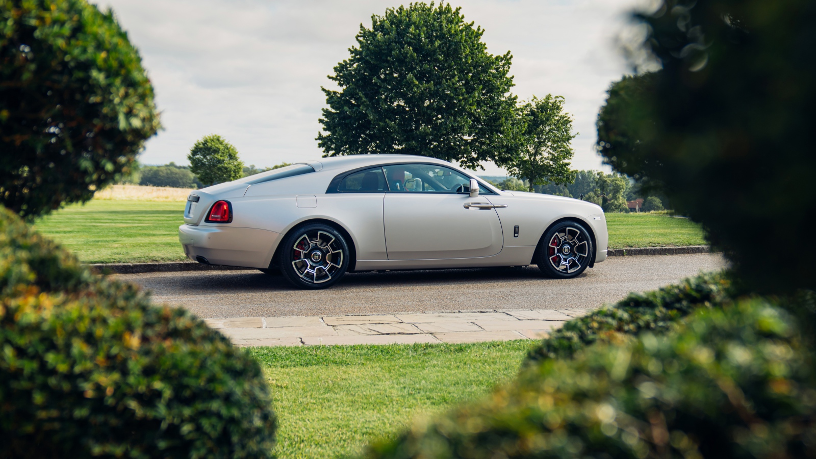 Автомобиль Rolls-Royce Black Badge Wraith 2021 года вид сбоку