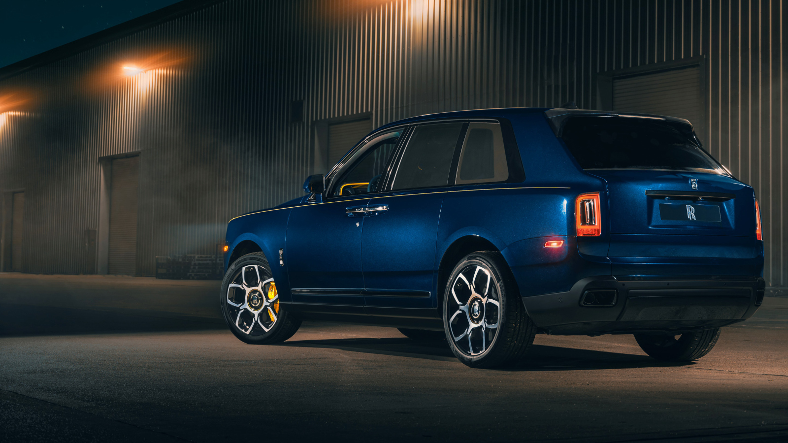 Синий внедорожник Rolls-Royce Cullinan Black Badge 2021 года вид сзади