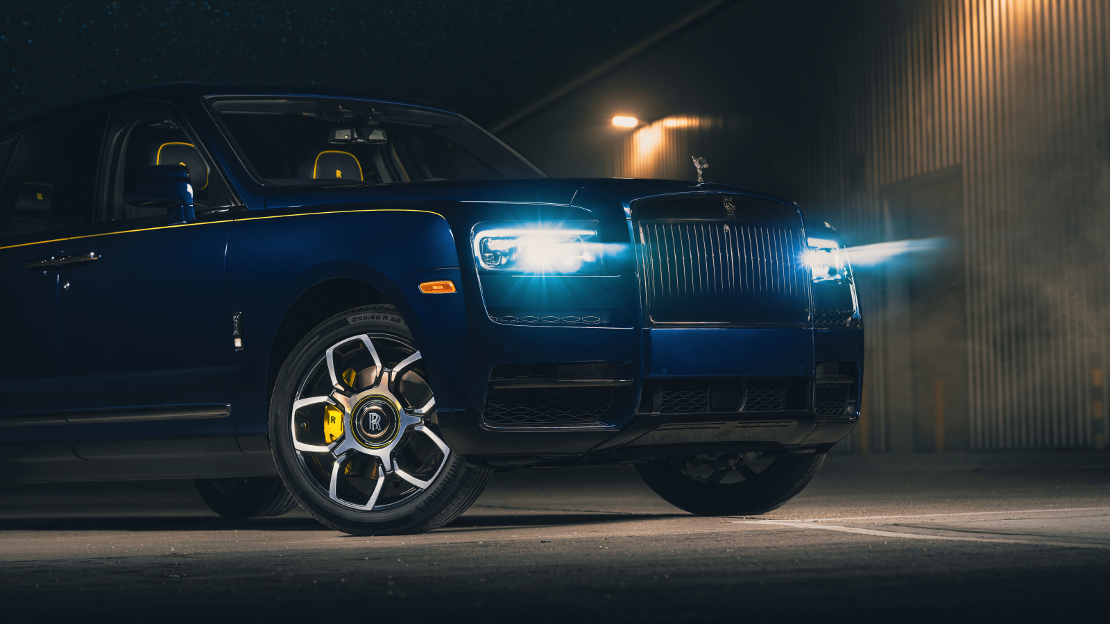 Автомобиль Rolls-Royce Cullinan Black Badge 2021 года с включенными фарами
