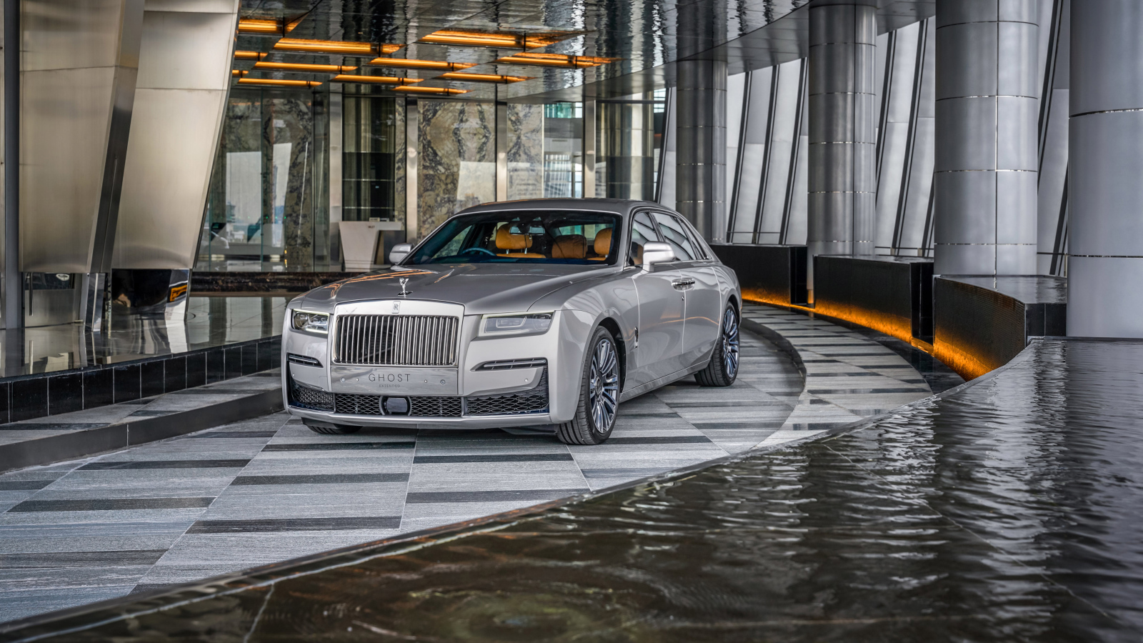 Автомобиль Rolls-Royce Ghost EWB 2021 года у воды