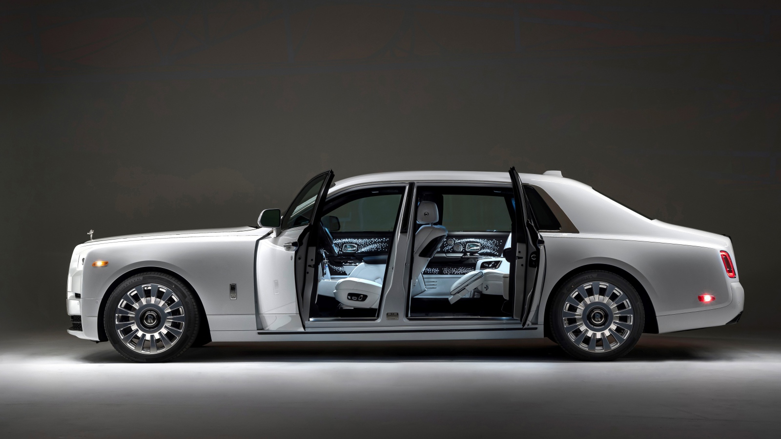 Престижный автомобиль Rolls-Royce Phantom EWB 2022 года