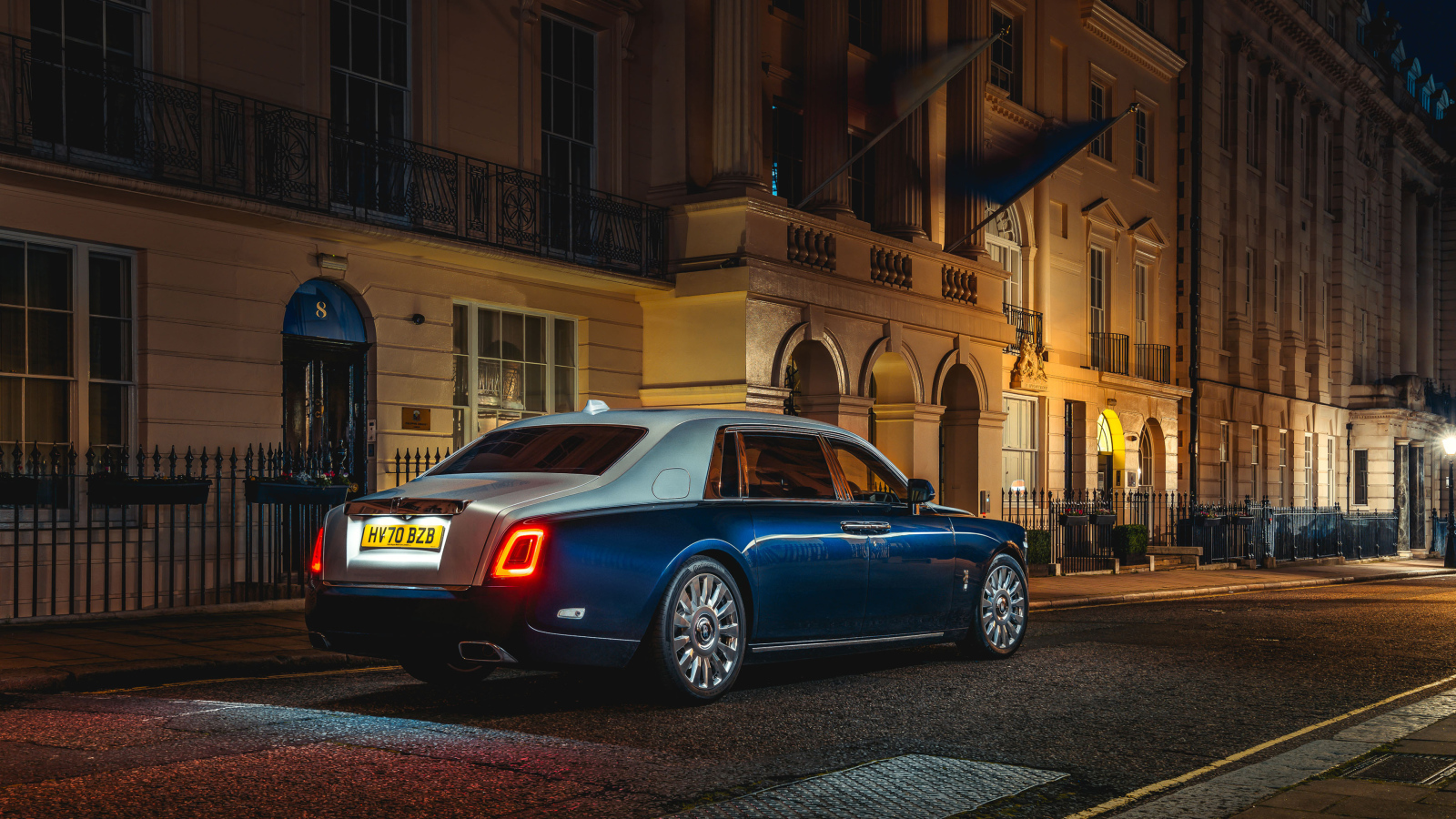 Дорогой автомобиль Rolls-Royce Phantom Extended, 2021 года вид сзади