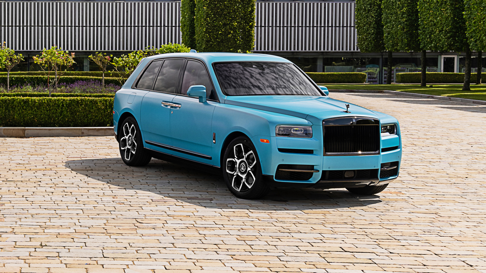 Дорогой голубой автомобиль ROLLS-ROYCE Ghost, 2021 года