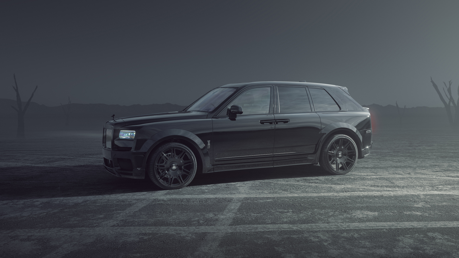 Автомобиль Rolls-Royce Cullinan, 2021 года в тумане