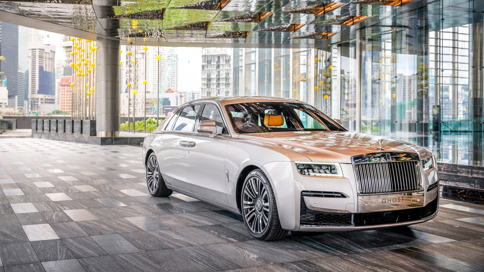Стильный дорогой автомобиль  Rolls-Royce Ghost EWB 2021 года в здании