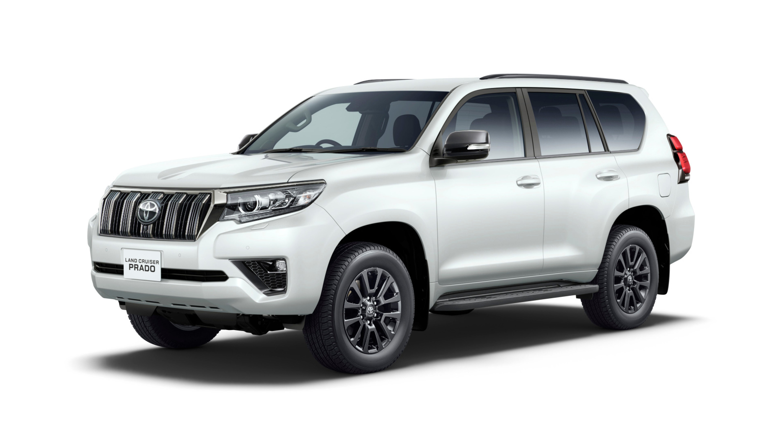 Внедорожник Toyota Land Cruiser Prado TX L, 2021 года на белом фоне