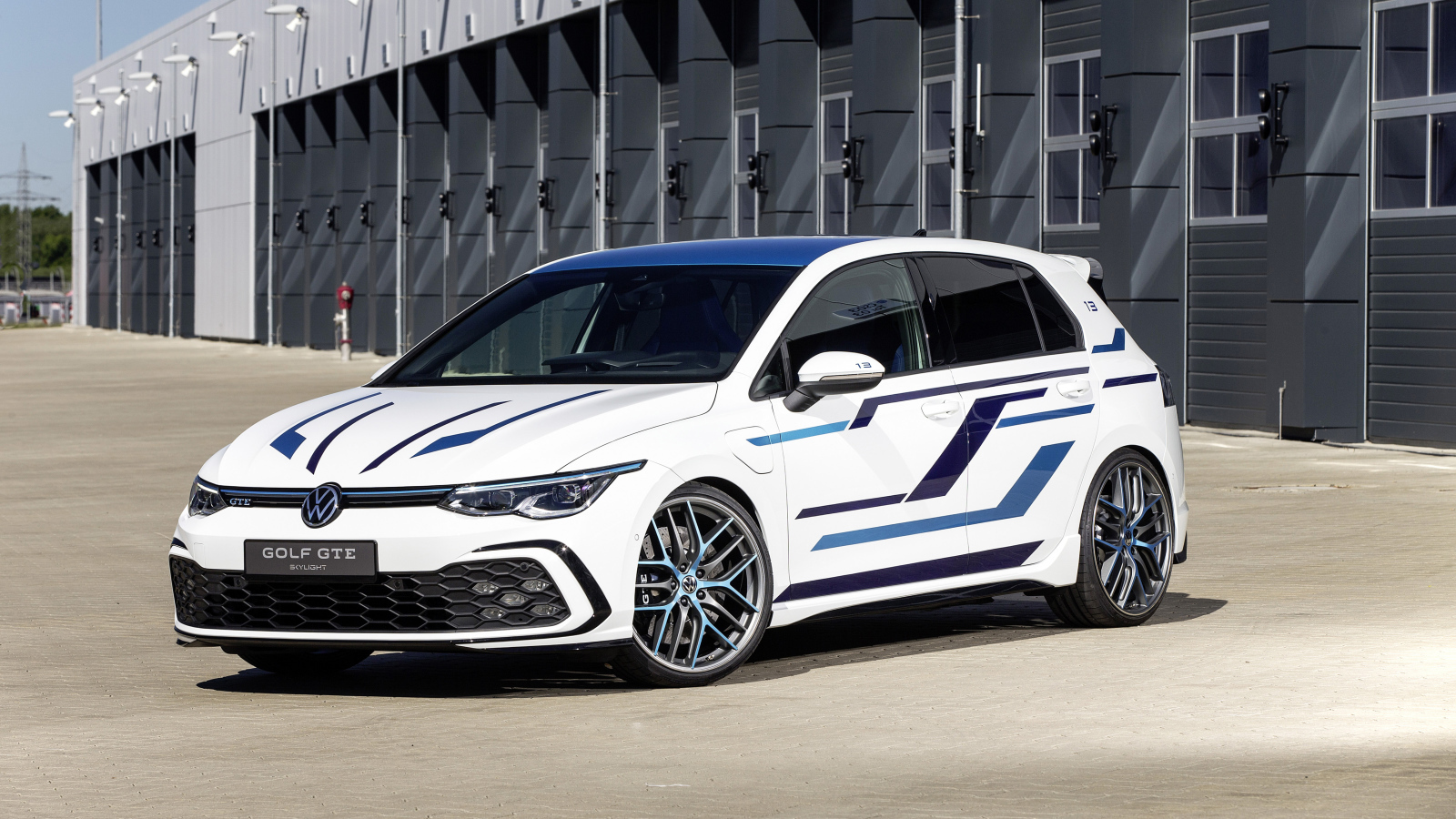 Автомобиль Volkswagen Golf GTE Skylight 2021 года