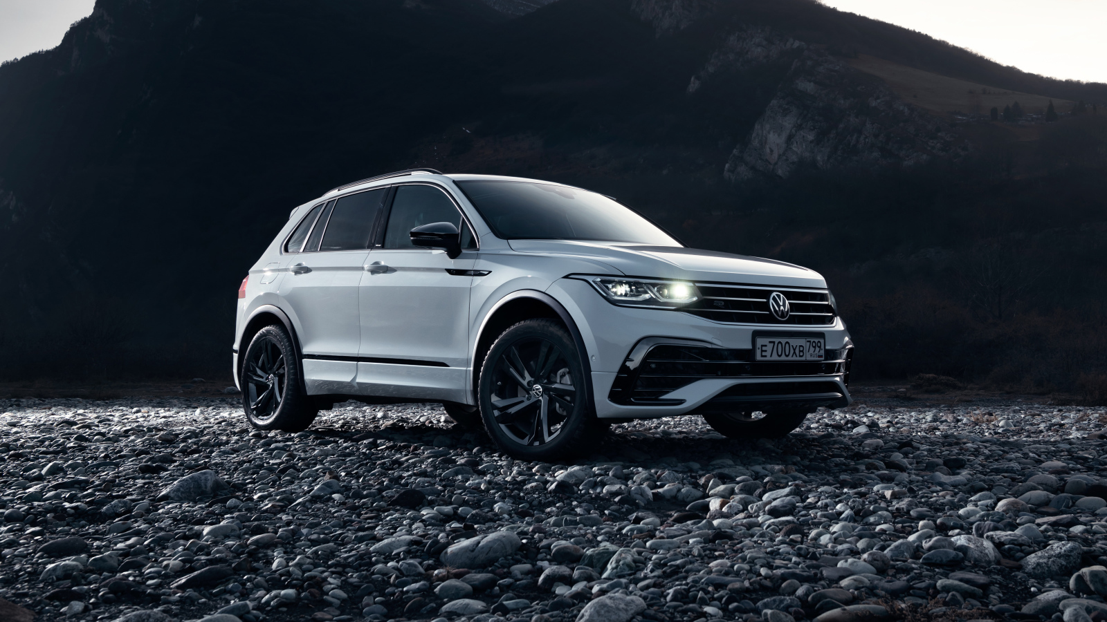 Внедорожник Volkswagen Tiguan 4MOTION R-Line 2021 года в горах