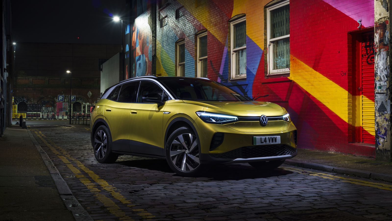 Кроссовер Volkswagen ID.4 1st 2021 года на улице