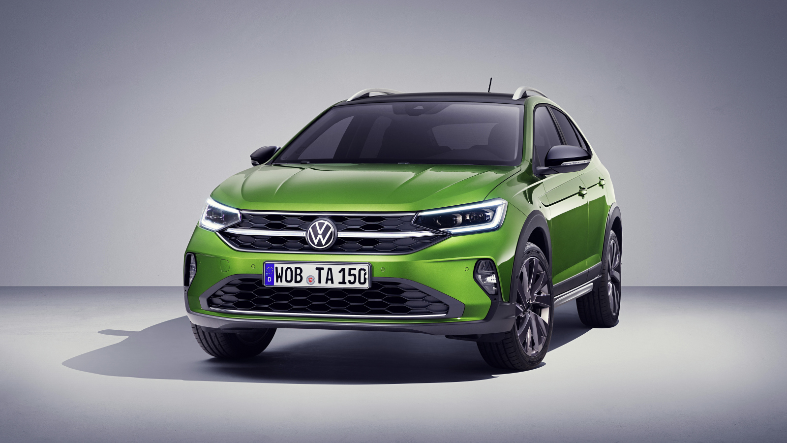 Зеленый стильный Volkswagen Taigo 2021 года на сером фоне